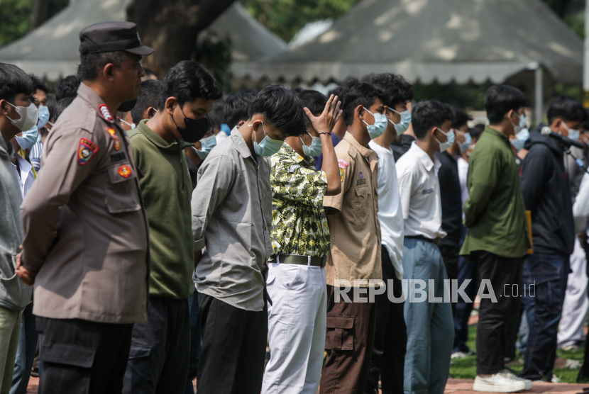 Sejumlah pelajar terlibat tawuran mengikuti apel pengarahan di Balai Kota Jakarta, Rabu (3/4/2024). Polisi sebut fenomena tawuran di Jakarta bergeser dari saat sahur jadi berbuka puasa.