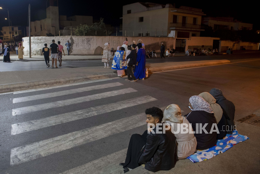 Warga memilih bertahan di luar rumah karena khawatir gempa susulan, di Rabat, Moroko, 8 September 2023. 