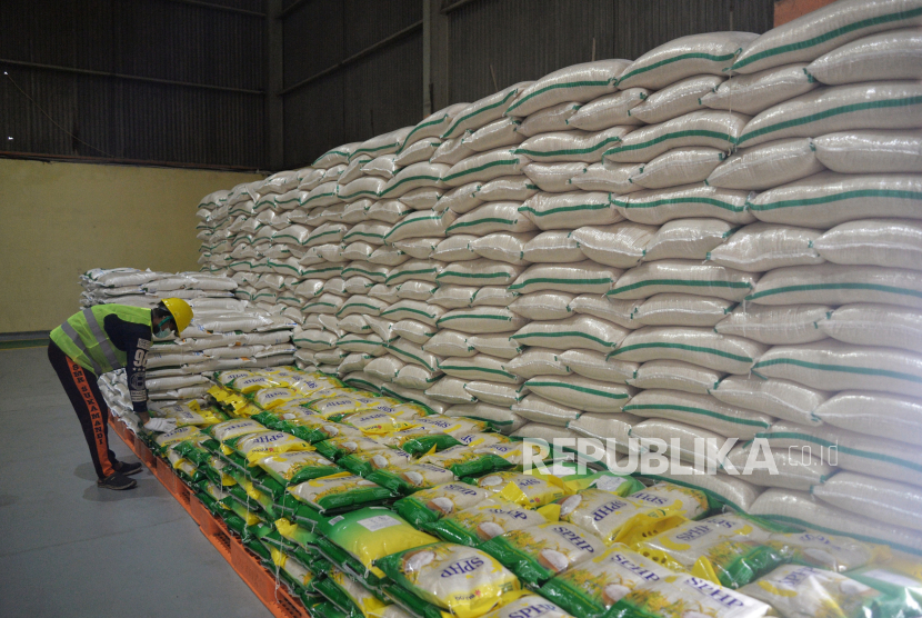 Pekerja beraktivitas di lokasi fasilitas teknologi pangan mesin Rice to Rice (RtR) milik BULOG di Kompleks pergudangan modern Perum BULOG, Kelapa Gading, Jakarta, Sabtu (30/12/2023). Stok beras yang dikuasai BULOG saat ini ada sebanyak 1,15 juta ton dan ditambah dengan stok beras impor dalam perjalanan sehingga jumlahnya sangat aman untuk kebutuhan penyaluran di tahun 2024.