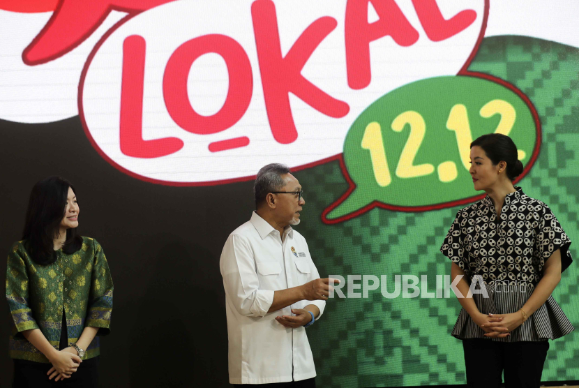 (L-R) Indonesias Tokopedia President, Melissa Siska Juminto, Indonesian Trade Minister Zulkifli Hasan, and Indonesias TikTok E-Commerce Executive Director Stephanie Susilo attend the Beli Lokal 12-12 shopping promotion launch in Jakarta, Indonesia, 12 December 2023. The TikTok Shop e-commerce business is operating again in Indonesia after a 1.5 billion US dollar invest in the Indonesian tech company GoTo