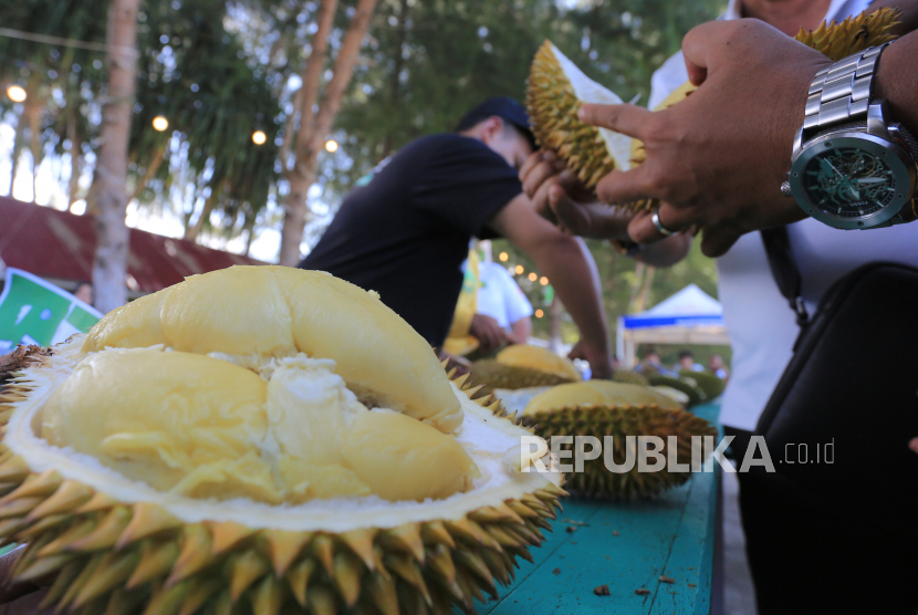 Durian lokal tentu tidak kalah lezat dengan durian produk luar negeri. Satu lagi varietas unggulan datang dari durian Sukabumi yang disebut siap bersaing di tingkat nasional.  