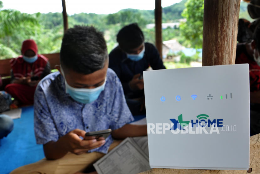 Sejumlah pelajar mengikuti PJJ menggunakan fasilitas perangkat daring XL (ilustrasi). PT XL Axiata Tbk terus menyalurkan bantuan paket data gratis bagi pelajar dan guru madrasah di Jawa Barat.
