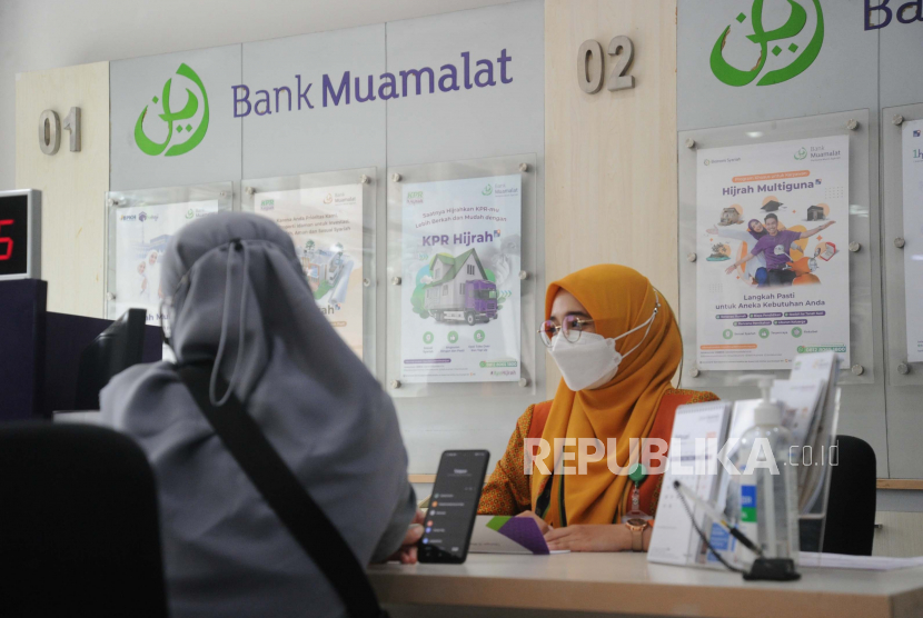 Petugas berbincang dengan nasabah tentang produk KPR Hijrah di kantor cabang Bank Muamalat Bintaro Jaya, Tangerang Selatan, Kamis (2/2). PT Bank Muamalat Indonesia Tbk menargetkan produk pembiayaan multiguna tumbuh hingga tiga kali lipat pada tahun ini.