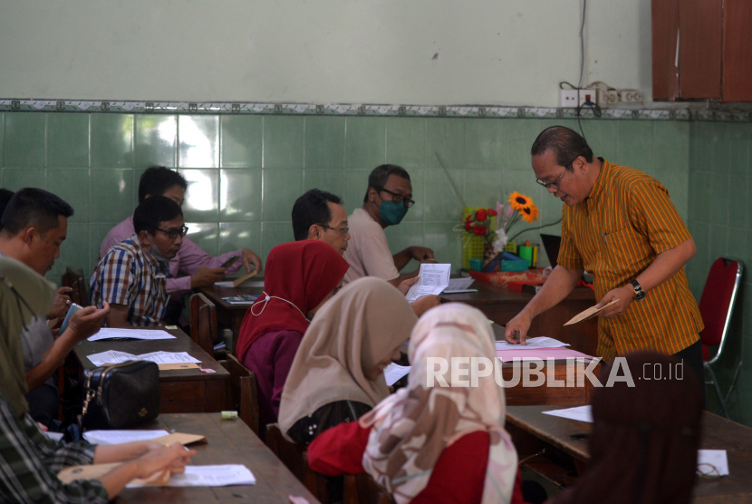 Wali kelas membagikan surat kelulusan siswa dan nilai asesmen standardisasi penilaian daerah (ASPD) di SMPN 2 Yogyakarta, Kamis (8/6/2023). 
