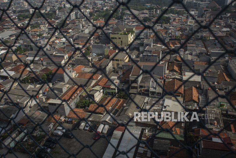 Kepadatan Penduduk Jakarta 118 Kali Lipat Angka Nasional. Suasana permukiman padat penduduk di kawasan Kuningan, Jakarta, Ahad (22/11/2020). 