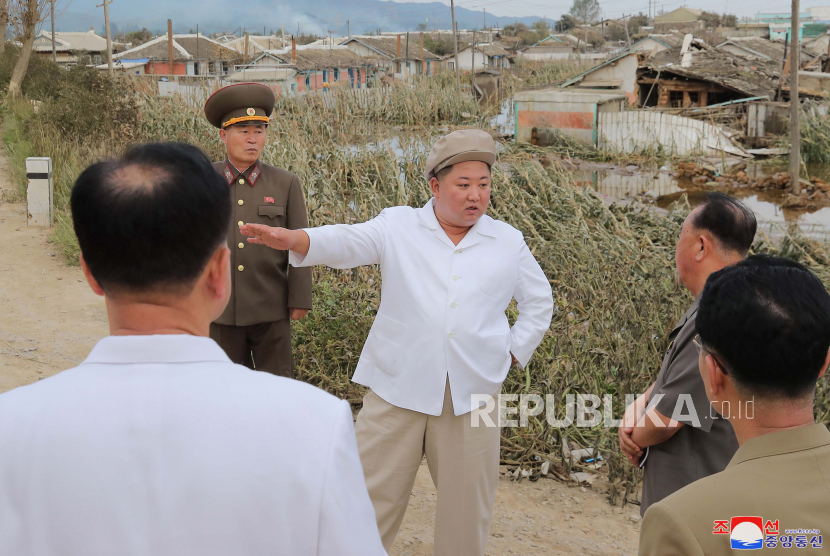 Sebuah foto yang dirilis pada 07 September 2020 oleh Kantor Berita Pusat Korea Utara (KCNA) resmi menunjukkan Kim Jong Un (2-L), ketua Partai Pekerja Korea (WPK) dan komandan tertinggi angkatan bersenjata DPRK, mengadakan dan membimbing pertemuan Dewan Kebijakan Eksekutif Komite Pusat WPK untuk mengorganisir kampanye pemulihan dari bencana alam di daerah di provinsi Hamgyong Selatan dan Utara yang dilanda topan, di Korea Utara