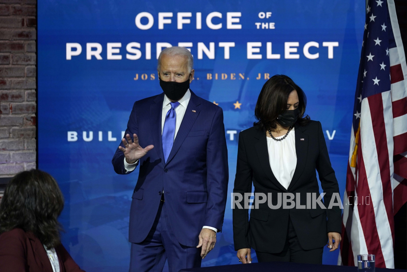  Presiden terpilih Joe Biden dan Wakil Presiden terpilih Kamala Harris tiba di sebuah acara untuk memperkenalkan calon dan calon mereka ke pos kebijakan ekonomi di The Queen theater, Selasa, 1 Desember 2020, di Wilmington, Del.