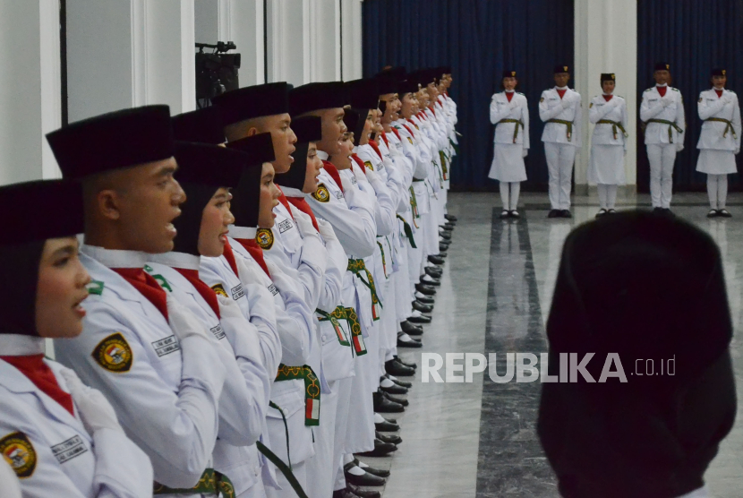 Pasukan Pengibar Bendera Pusaka (Paskibraka) Jawa Barat mengucapkan ikrar saat pengukuhan Paskibraka Jawa Barat di Gedung Sate, Kota Bandung,  Rabu (14/8/2024). Para Paskibraka hasil seleksi dari berbagai SMA/SMK di kabupaten/kota se-Jawa Barat ini akan bertugas melaksanakan pengibaran bendera Merah Putih pada upacara HUT Ke-79 RI tingkat Jawa Barat.