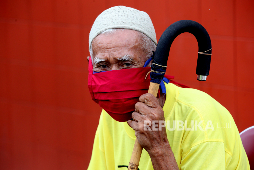 Warga penghuni panti jompo Rumoh Seujahtra Geunaseh Sayang menggunakan masker yang didistribusikan oleh pemerintah di Banda Aceh, Aceh. Pemprov Aceh laporkan total pasien positif Covid-19 mencapai 13 orang