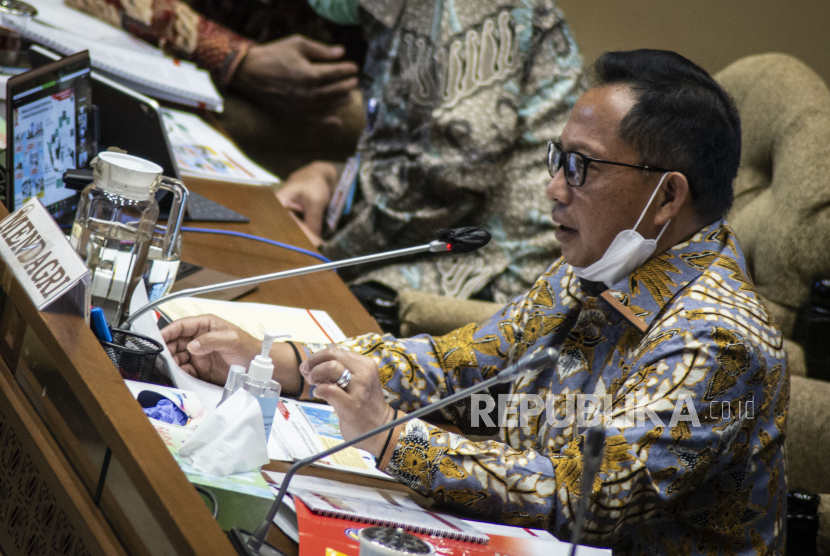 Mendagri Tito Karnavian mengikuti rapat kerja dengan Komisi II DPR di Kompleks Parlemen, Senayan, Jakarta, Senin (13/7/2020). Rapat kerja tersebut membahas evaluasi kinerja Kementerian Dalam Negeri tahun 2019 sampai dengan Juni 2020. 