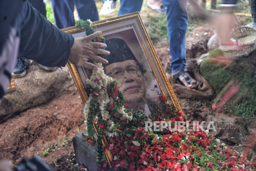 Kerabat berdoa dan menabur bunga di makam almarhum Mantan Menteri Koordinator (Menko) Bidang Kemaritiman Rizal Ramli di TPU Jeruk Purut, Jakarta, Kamis (4/1/2024). Rizal Ramli dimakamkan satu liang lahad bersama sang istri Herawati yang meninggal dunia pada 2006. Ratusan orang tampak berkumpul untuk mengantar jenazah Rizal Ramli ke peristirahatan terakhirnya. Adapun tokoh yang turut mengiringi Rizal Ramli ke pemakaman, yakni Rocky Gerung, dan Mantan Menteri Agama, Luqman Hakim Saifuddin.