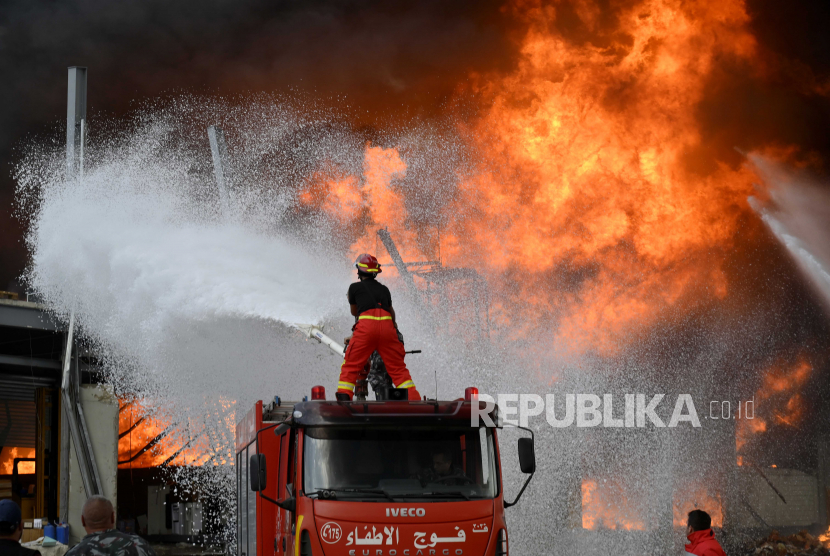  Petugas pemadam kebakaran Lebanon mencoba memadamkan api di Pelabuhan Beirut, Lebanon, Kamis (10/9/2020). Kebakaran besar berkobar di pelabuhan Beirut, kurang dari sebulan setelah ledakan besar mengguncang fasilitas pelabuhan dan sekitarnya. Penyebab kebakaran belum diketahui.