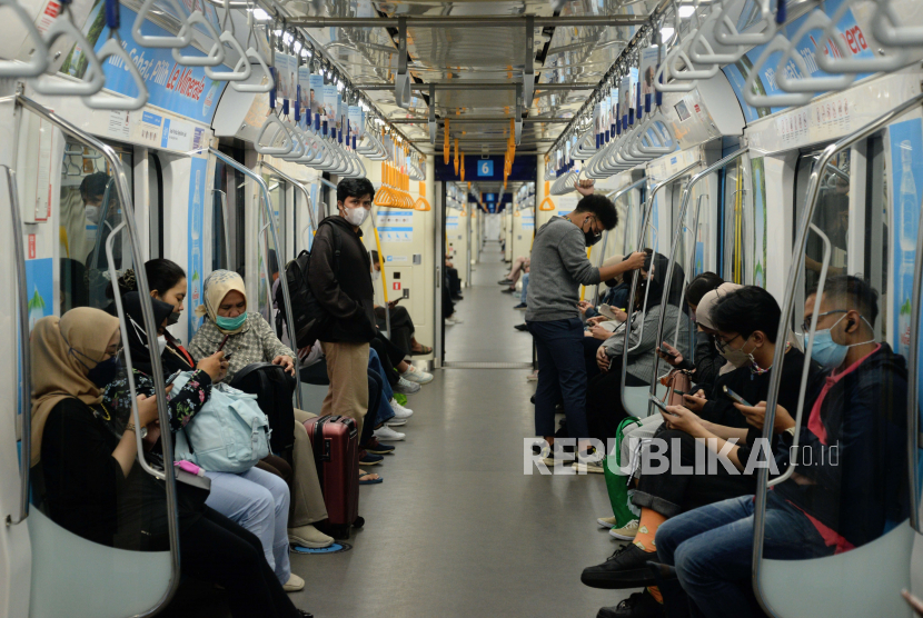Penumpang saat menaiki MRT di Jakarta, Jumat (20/1/2023). PT Mass Rapid Transit (MRT) Jakarta kembali menerapkan aturan kereta khusus perempuan mulai hari ini, Senin (27/3/2023). 