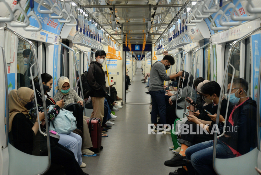 Penumpang menaiki MRT di Jakarta, Jumat (20/1/2023). Menteri Keuangan Sri Mulyani Indrawati menyatakan, Badan Kerja Sama Internasional Jepang atau Japan International Cooperation Agency (JICA) telah mendukung Indonesia, terutama melalui berbagai proyek infrastruktur.