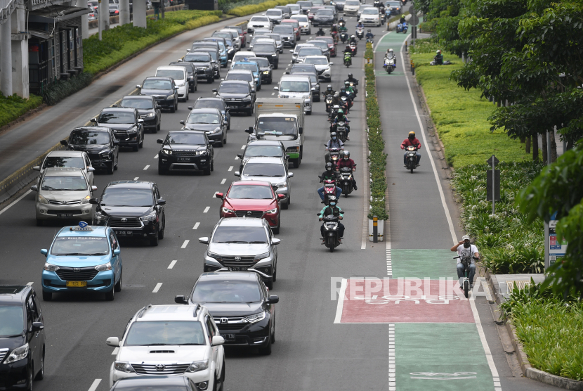 Seorang pesepeda melintasi jalur khusus sepeda di Jakarta, Jumat (18/3/2022). Rencana Pemprov DKI Jakarta menambah jalur sepeda ditujukan untuk mengakomodasi tingginya minat masyarakat yang beralih menggunakan sepeda, baik untuk olahraga atau transportasi untuk bekerja. 