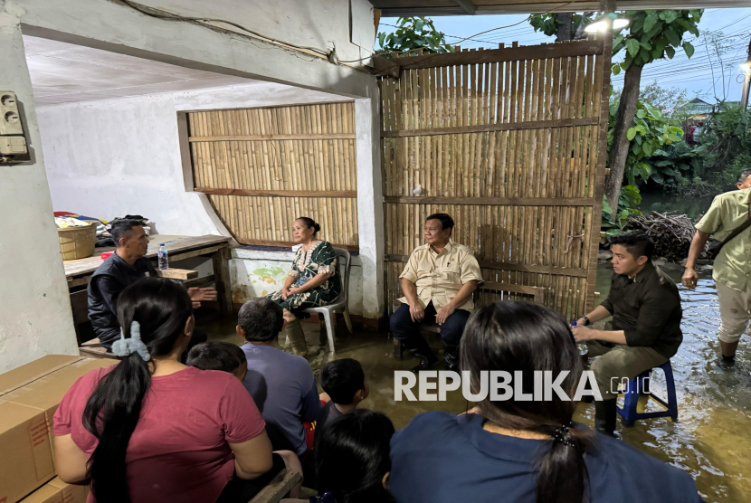 Momen Presiden Prabowo Buka Puasa Bersama dengan Warga Korban Banjir di Bekasi