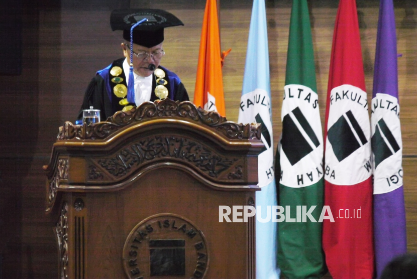 Rektor Universitas Islam Bandung (Unisba) Prof Edi Setiadi menyampaikan pidatonya saat Sidang Terbuka Senat Unisba dalam rangka Memperingati Milad ke-66 Unisba dan Laporan Tahunan Rektor, di Aula Unisba, Kota Bandung, Kamis (14/11/2024). Kegiatan ini merupakan sebuah peringatan yang tidak hanya menggambarkan perjalanan panjang Unisba dalam dunia pendidikan, tetapi juga menjadi momen istimewa bagi Rektor Unisba, Prof Edi Setiadi yang akan menyelesaikan masa jabatannya di tahun 2025 setelah dua periode kepemimpinannya. Acara ini dihadiri oleh civitas akademika, khususnya pejabat struktural di lingkungan Unisba.