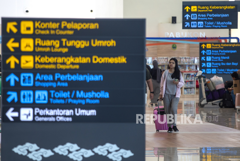 Calon penumpang berjalan di Bandara Internasional Jawa Barat (BIJB), Kertajati, Kabupaten Majalengka, Jawa Barat, Ahad (29/10/2023). 