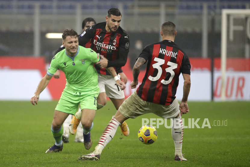 Rade Krunic dari AC Milan, kanan, bertarung memperebutkan bola dengan Ciro Immobile dari Lazio pada pertandingan Serie A pada Desember tahun lalu,
