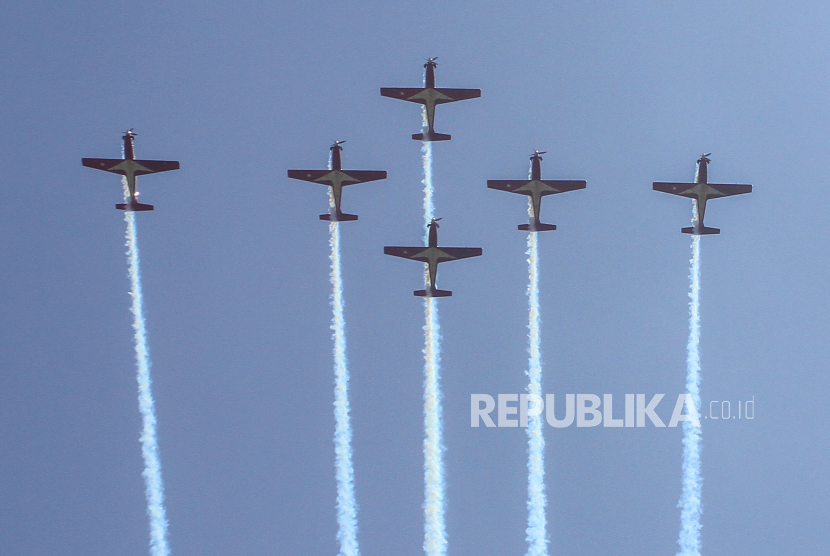 Jupiter Aerobatic Team (JAT) TNI AU bermanuver di atas Lanud Roesmin Nurjadin di Pekanbaru, Riau, Ahad (28/5/2023). JAT TNI AU akan beraksi pada Singapore Airshow pekan depan.