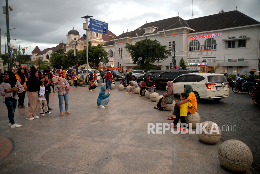 Wisatawan menghabiskan waktu senja di kawasan wisata Titik Nol Yogyakarta.