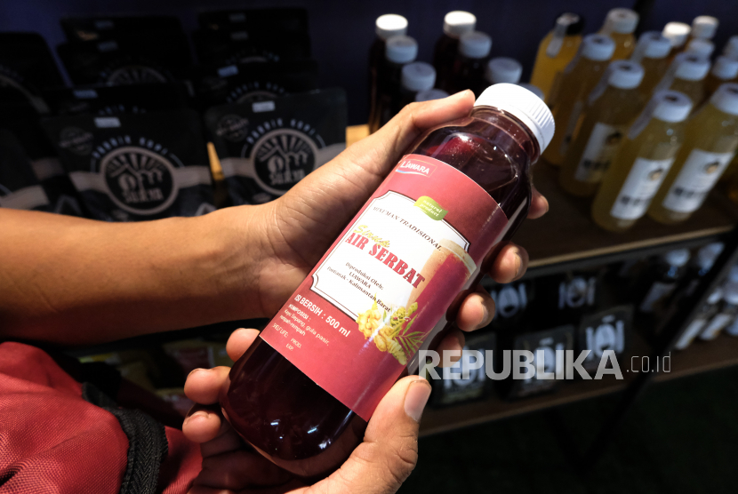 Seorang pengunjung mengamati produk minuman Air Serbat khas Pontianak dalam Pameran UMKM Saprahan Khatulistiwa di Pendopo Gubernur Kalimantan Barat di Pontianak, Kalimantan Barat, Kamis (7/7/2022). (ilustrasi)