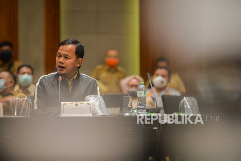 Wali Kota Bogor Bima Arya Sugiarto  mengikuti agenda rapat kordinasi Jabodetabek Punjur, di Bogor, Jawa Barat, Senin (27/7). Rapat tersebut membahas tentang Perpres 60 tahun 2020 tentang rencana Tata Ruang Kawasan Perkotaan Jabodetabek dan Puncak dan Cianjur.