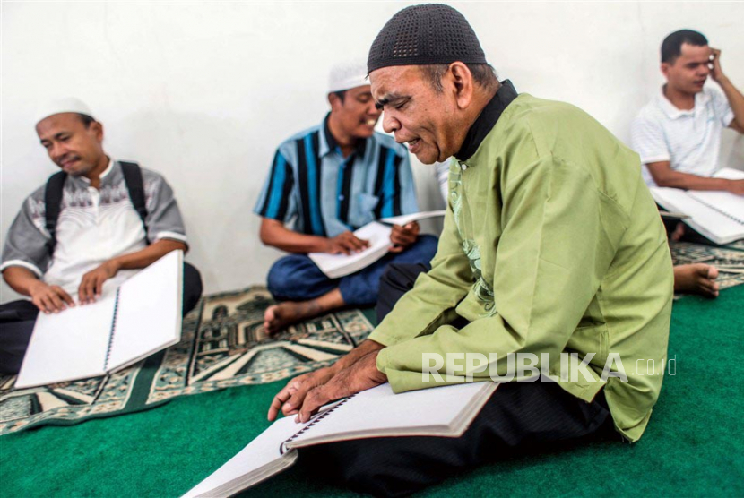 Para tunanetra membaca Alquran Braille saat bulan suci Ramadan di Perhimpunan Tunanetra Indonesia (PERTUNI) pusat Medan, Kamis (6/4/2023).