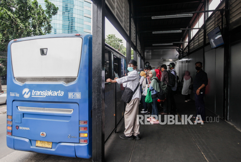 Passengers waiting for bus arrival at Transjakarta Tegal Mampang Stop, South Jakarta, Thursday, (18/1/2024).