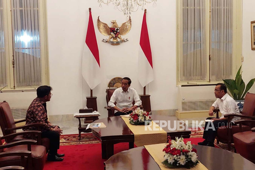 Presiden Joko Widodo saat menerima Mantan Menteri Pertanian (Mentan) Syahrul Yasin Limpo (SYL) di Istana Merdeka, Jakarta, Ahad (8/10/2023) malam. 