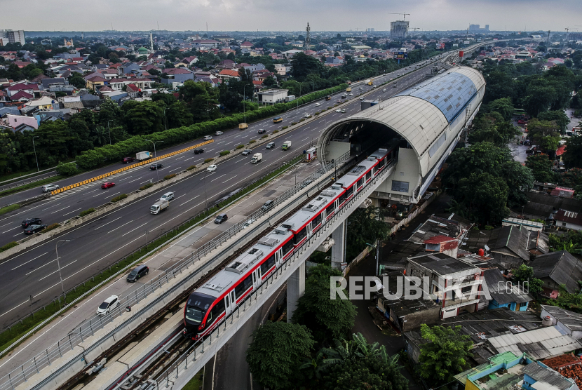 Rangkaian kereta listrik ringan atau light rail transit (LRT) Jabodebek saat berada di Stasiun LRT Kampung Rambutan, Jakarta Timur, Selasa (16/2). 