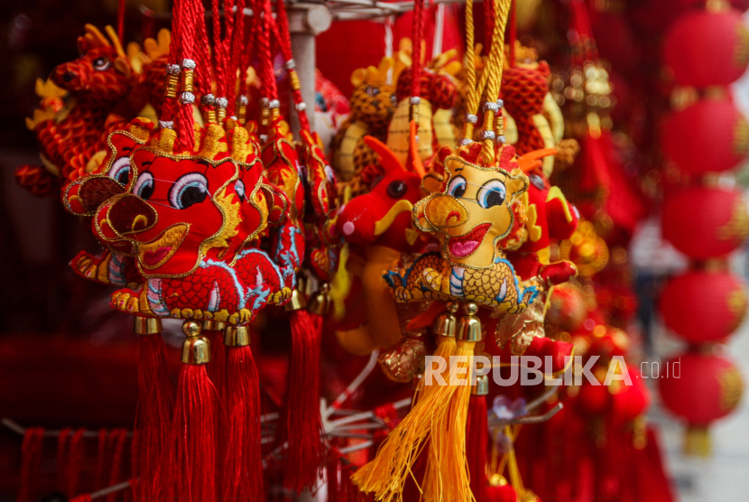 Hiasan pernak-pernik perayaan Imlek (ilustrasi). Menjelang perayaan Tahun Baru Imlek 2575 Kongzili, kawasan Pecinan Semarang Jawa Tengah mulai bersolek.