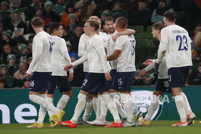 Para pemain Norwegia merayakan setelah Leo Otigard dari Norwegia mencetak gol pembuka timnya selama pertandingan sepak bola persahabatan internasional antara Irlandia dan Norwegia di Stadion Aviva di Dublin, Irlandia, Kamis, 17 November 2022.