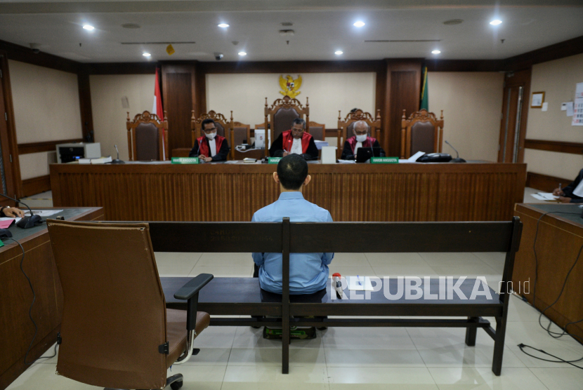 Terdakwa mantan Kepala Kantor Bea dan Cukai Makasar, Sulawesi Selatan,  Andhi Pramono saat menjalani sidang pembacaan putusan sela di Pengadilan Tipikor, Jakarta, Rabu (13/12/2023). Majelis Hakim menolak eksepsi atau nota keberatan yang diajukan terdakwa Andhi Pramono dalam sidang kasus dugaan penerimaan gratifikasi sebesar Rp58,9 miliar dan memerintahkan jaksa penuntut umum (JPU) untuk melanjutkan persidangan ke tahap pembuktian.