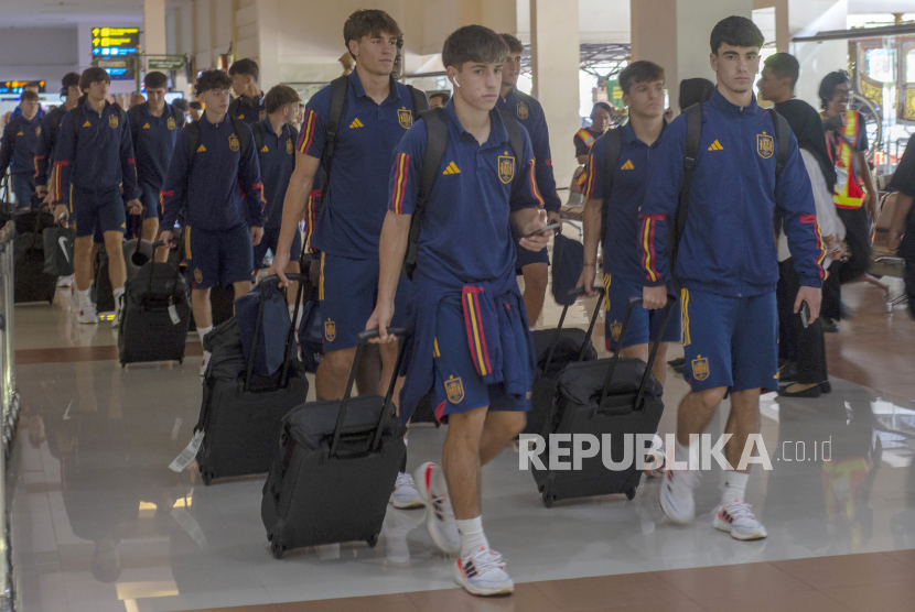 Pesepak bola Tim Nasional Spanyol U-17 berjalan di terminal kedatangan setibanya di Bandara Adi Soemarmo, Boyolali, Jawa Tengah, Senin (6/11/2023). Timnas Spanyol U-17 akan bertanding pada grup B Piala Dunia U-17 2023 bersama Uzbekistan, Kanada dan Mali.  