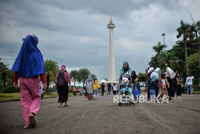 Warga mengunjungi kawasan wisata Monumen Nasional (Monas) di Jakarta.
