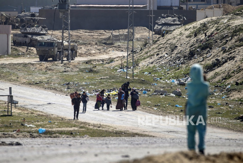 Pengungsi Palestina berjalan setelah tentara Israel menyuruh penduduk daerah Hamad di Khan Yunis untuk meninggalkan rumah mereka dan menuju Rafah, dekat perbatasan dengan Mesir, Jalur Gaza selatan, Senin (4/3/2024).
