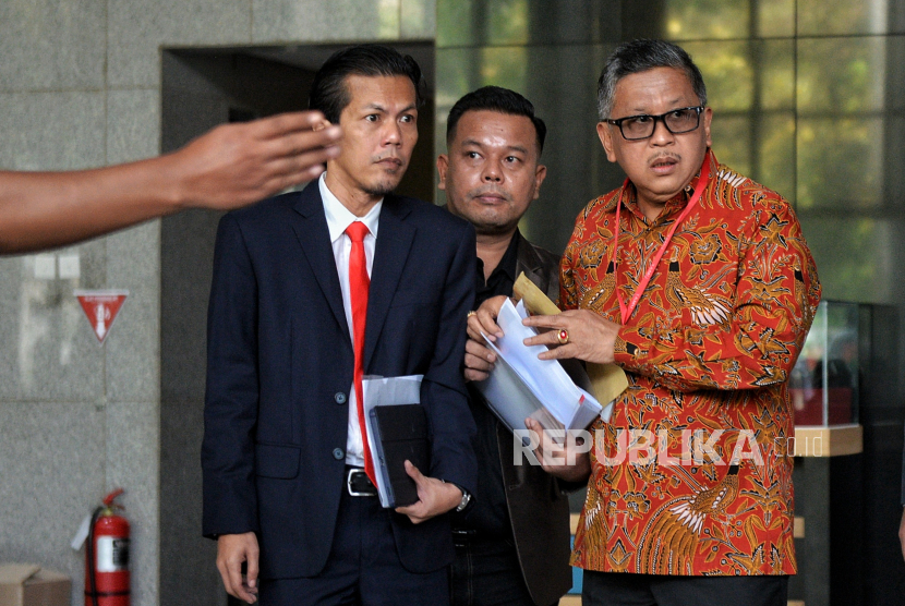 Sekjen PDIP Hasto Kristiyanto tiba untuk memenuhi panggilan KPK di Gedung Merah Putih KPK, Jakarta, Senin (10/6/2024). KPK melakukan pemanggilan terhadap Hasto terkait kasus suap Harun Masiku.