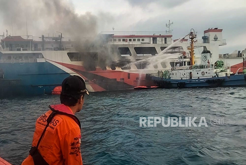 Petugas berupaya memadamkan api ferry KMP Royce 1 di sekitar perairan Merak, Kota Cilegon, Banten, Sabtu (6/5/2023). Kebakaran kapal ferry tujuan pelabuhan Merak-Bakauheni tersebut terjadi sekitar pukul 15.30 WIB, sementara penyebab kebakaran masih dalam penyelidikan pihak terkait. 