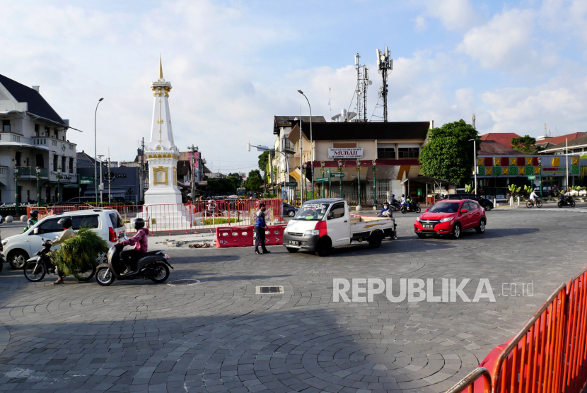 Arus lalu-lintas di kawasan simpang Tugu Pal Putih, Yogyakarta. 