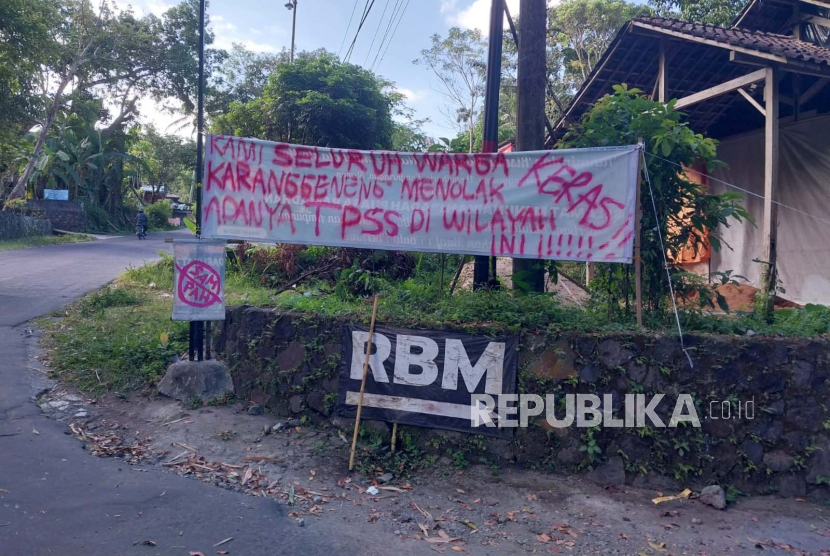 Spanduk berisikan penolakan terkait rencana adanya tempat pembuangan sampah sementara di wilayah Karanggeneng, Cangkringan. Warga Cangkringan, Yogyakarta menolak TPS karena berdampak pada wisata.