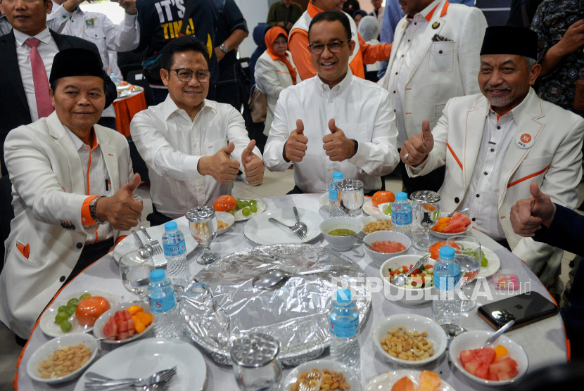 Presiden Partai Keadilan Sejahtera (PKS) Ahmad Syaikhu bersama Wakil Ketua Majelis Syuro Hidayat Nur Wahid (kiri) menyambut kedatangan Bakal Calon Presiden Anies Baswedan (kedua kanan) dan Bakal Calon Wakil Presiden Muhaimin Iskandar (kedua kiri) saat tibad di kantor DPP PKS, Jakarta, Selasa (12/9/2023). Kunjungan ini merupakan kunjungan pertama Anies - Cak Imin (AMIN) ke kantor DPP PKS usai dideklarasikan sebagai pasangan capres dan cawapres pada Pilpres 2024. Pertemuan tersebut dilakukan oleh tiga partai Koalisi Perubahan untuk Persatuan (KPP) yang dihadiri sejunlah petinggi partai dari PKS, PKB dan Nasdem untuk membahas tentang kerjasama politik.