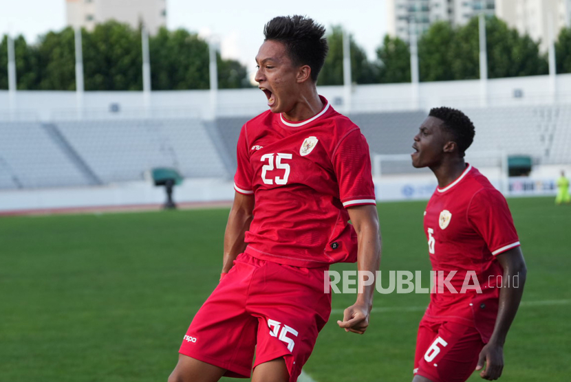 Pesepak bola Timnas Indonesia U-20 Maouri Ananda Yves Ramli Simon (kiri) berselebrasi bersama rekan-rekannya usai membobol gawang Timnas Argentina dalam laga perdana Seoul EOU Cup di Stadion Mokdong, Seoul, Korea Selatan, Rabu (28/8/2024). Indonesia menang dengan skor 2-1 dalam pertandingan itu. Gol Indonesia dicetak Kadek Arel di menit ke-75 dan Maouri Ananda Yves Simon Ramli menit ke-79. Satu gol Argentina dicetak Mirko Juarez pada menit 15.