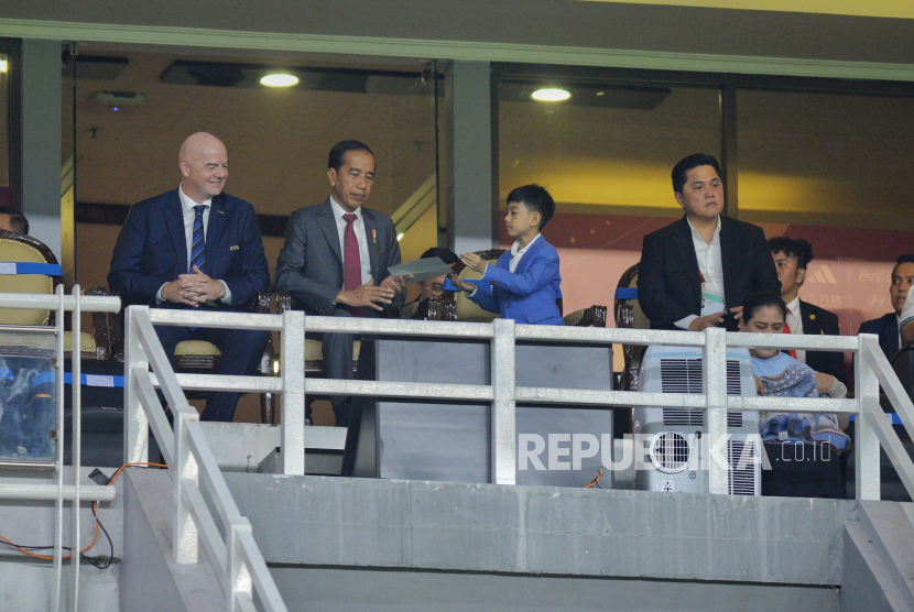 Presiden Joko Widodo (kedua kiri) bersama Presiden FIFA Gianni Infantino (kiri) dan Menteri BUMN Erick Thohir (kanan) saat menghadiri opening ceremony Piala Dunia U17 di Stadion GBT Surabaya.