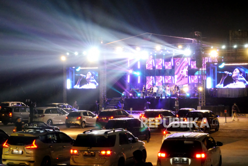 Kendaraan berjejer menyaksikan konser dengan konsep drive-in di Sleman City Hall, Yogyakarta, Ahad (20/9) malam. Konser drive-in menjadi salah satu solusi penyelenggaraan acara musik selama masa pandemi.