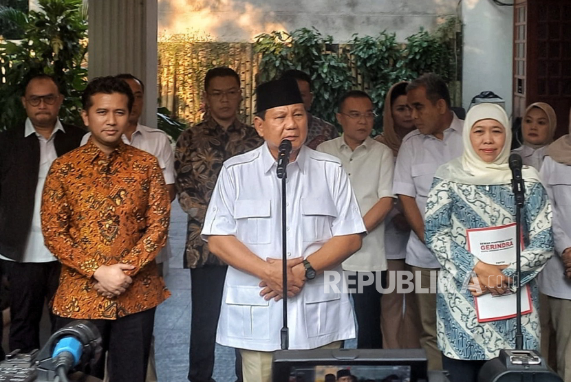 Presiden terpilih Prabowo Subianto (tengah) bersama bersama Khofifah Indar Parawansa (kanan) dan Emil Elestianto Darkad (kiri) menyempaikan keterangan pers di kediamannya, Jalan Kertanegara, Jakarta Selatan, Jumat (7/6/2024).