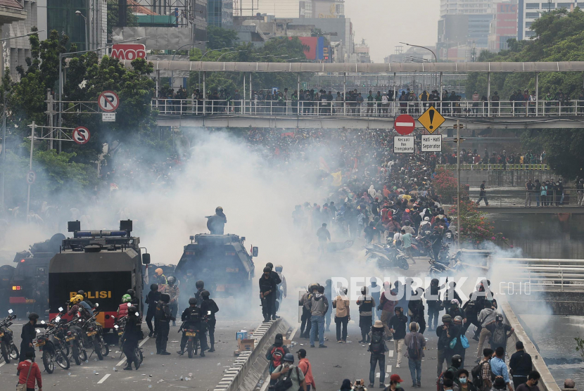 Pengunjuk rasa yang menolak UU Cipta Kerja atau Omnibus Law terlibat bentrokan dengan petugas kepolisian di kawasan Harmoni, Jakarta, Kamis (8/10).