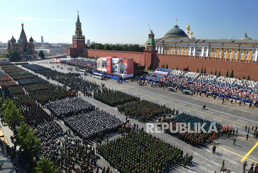 Formasi parade terlihat menjelang parade militer yang menandai peringatan kekalahan Nazi di Lapangan Merah di Moskow, Rusia. ilustrasi