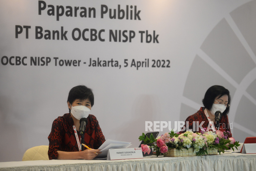 Presiden Direktur PT. Bank OCBC NISP Tbk Parwati Surjaudaja (kiri) didampingi dengan Direktur PT Bank OCBC NISP Tbk Hartati (kanan) saat Rapat Umum Pemegang Saham Tahunan (RUPST) PT Bank OCBC NISP Tbk di Jakarta, Selasa (5/4/2022). Dalam RUPST PT Bank OCBC NISP Tbk tersebut disepakati membagikan dividen untuk tahun buku 2021 senilai Rp504 miliar atau Rp22 per saham kepada para investor.Prayogi/Republika.