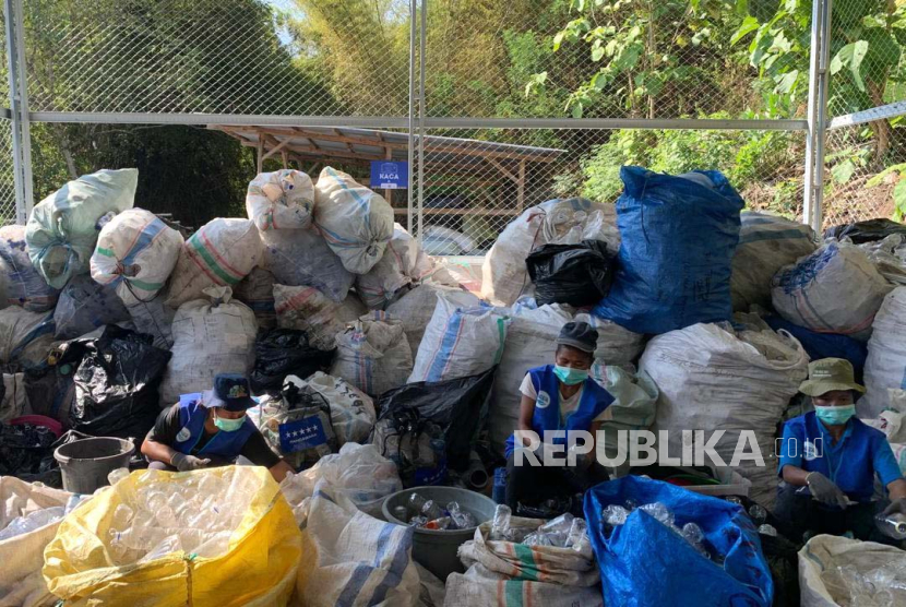 Pekerja memilah sampah di Recycling Business Unit Aqua di Labuan Bajo, NTT. RBU ini setiap tahun telah mengumpulkan dan mengelola sampah hingga 20 ton.